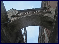 Plaza Décimo Junio Bruto 06 - Skybridge between the Cathedral and the Royal Basilica of Our Lady of the Forsaken